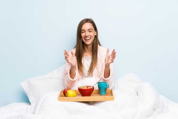 Белковые продукты на ужин: что выбрать и сколько съесть, чтобы не проснуться ночью