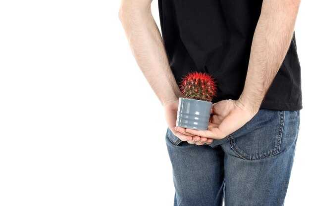 Тромбоз узла часто ощущается как «шарик» у входа, который внезапно стал каменным и адски болезненным – сидеть и ходить мучительно, будто там заноза размером с орех. Кожа может синеть или багроветь, боль усиливается при кашле и попытке сходить в туалет, иногда появляется ощущение распирания. Самостоятельно «вправлять», прокалывать, выдавливать – плохая идея: можно сорвать кровотечение и занести инфекцию. Нужен осмотр в первые 24–72 часа: иногда решают вопрос быстро, а затягивание превращает ситуацию в затяжную и нервную.